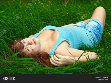 Девушки лежат на травке секси