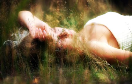 Женщина лежит на траве