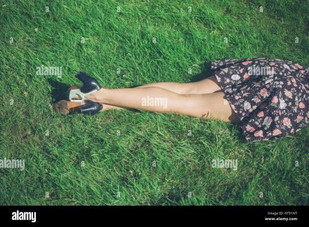 Девушка лежит на траве