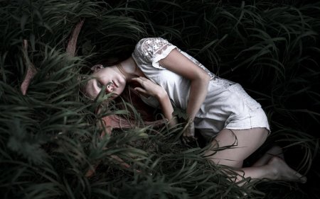 Девушка лежит в лесу