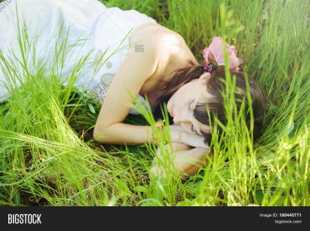 Девушка спит на природе