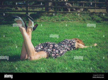 Женщина лежит на траве