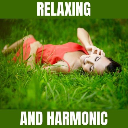 Девушка лежит на траве