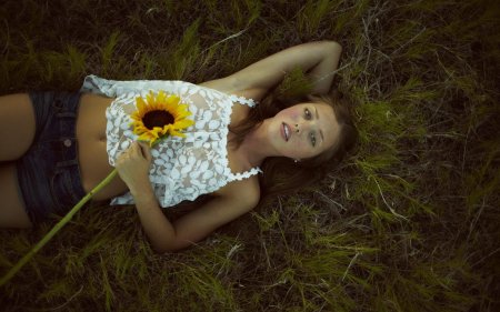 Девушка лежит на траве