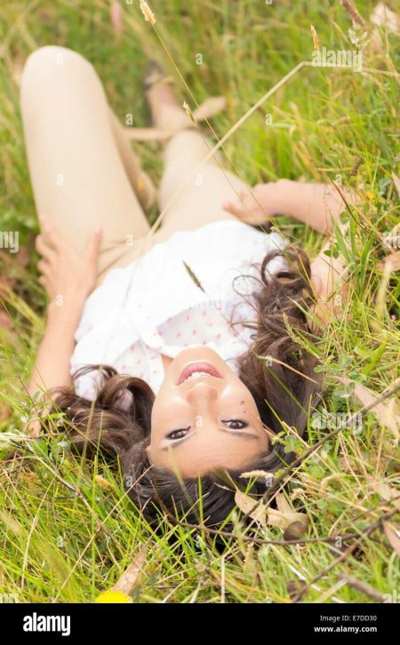 Девушка лежит на траве