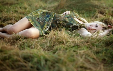 Девушка лежит в лесу