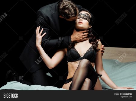 Женщина в повязке на глазах и мужчина