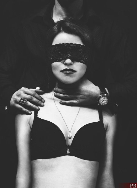 Девушка с повязкой на глазах