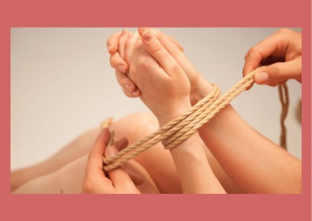 Связанные руки веревкой