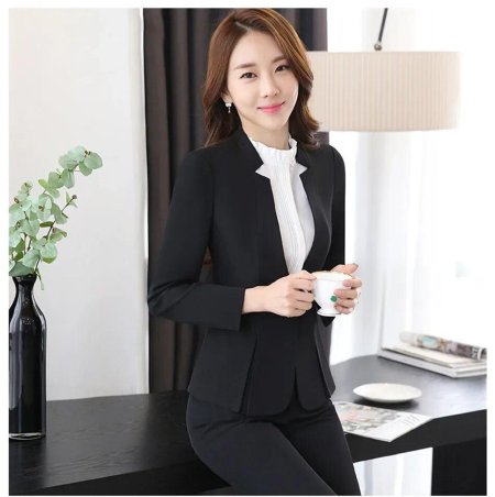 Кореянка в деловом костюме