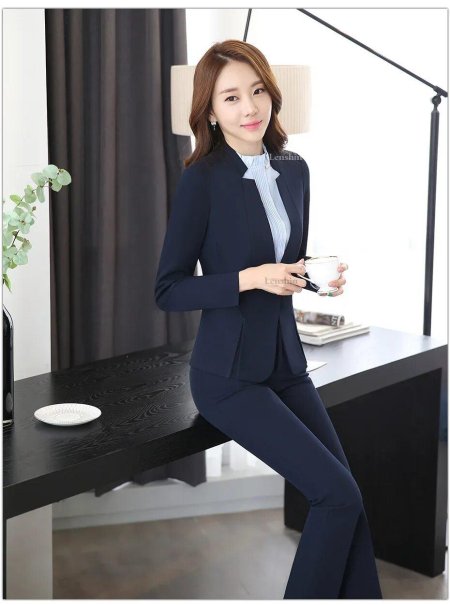 Девушка в офисном костюме