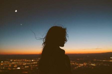 Девушка на закате