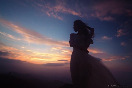 Девушка на фоне неба