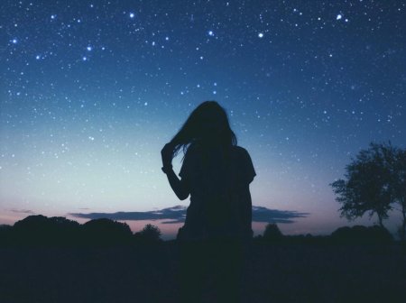 Девушка на фоне звездного неба