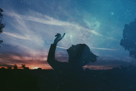 Рука тянется к звездам