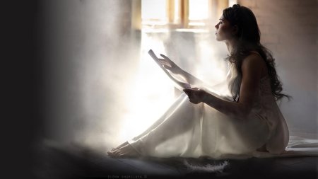 Девушка у окна