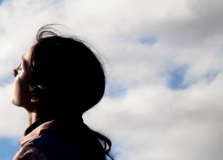 Женщина с поднятой головой