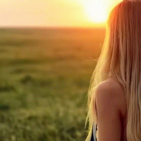 Блондинка с длинными волосами со спины