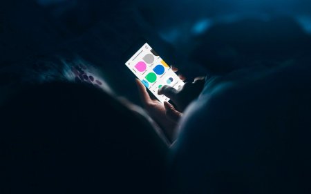 Парень сидит в темноте