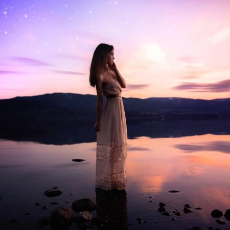 Девушка на закате у озера