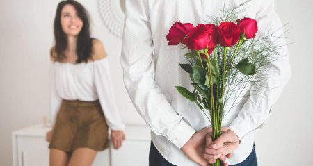 Парень дарит девушке цветы
