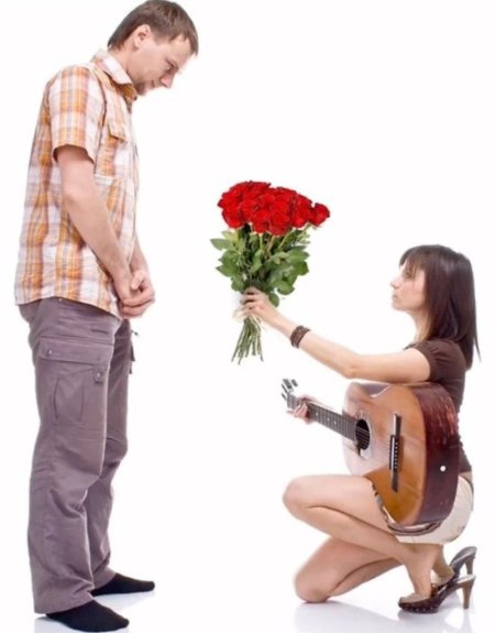 Парень дарит девушке цветы