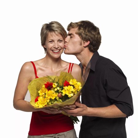 Дарит цветы