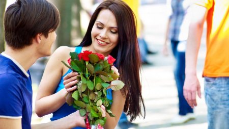 Мужчина дарит цветы женщине