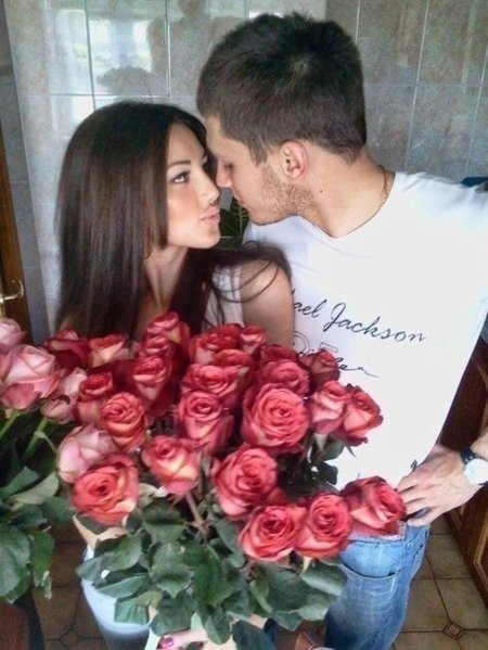 Парень с букетом роз