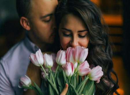 Мужчина и женщина с цветами