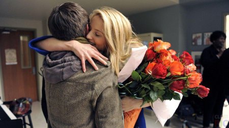 Дарит цветы