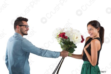 Мужчина дарит цветы женщине