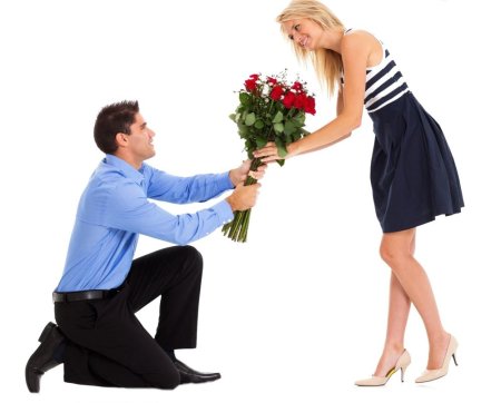 Парень дарит цветы