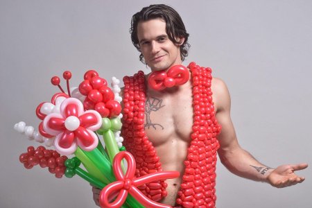 Смешной мужчина с цветами
