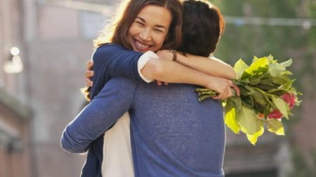 Парень дарит цветы