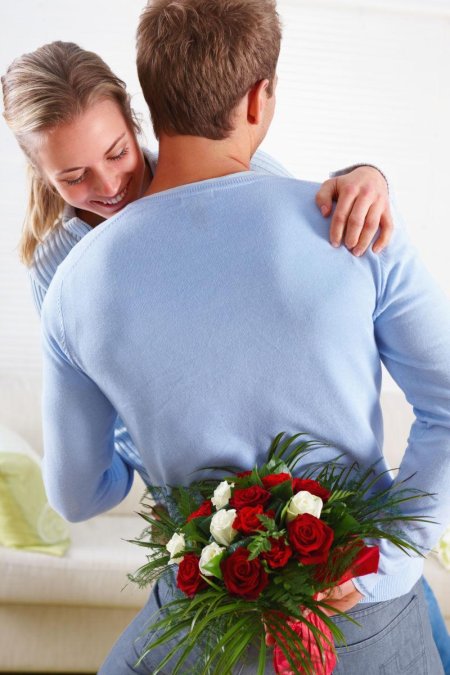 Дарит цветы девушке