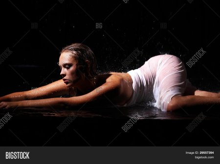 Девушка в мокрой простыне