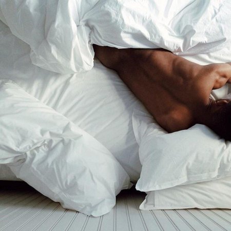 Девушка спит