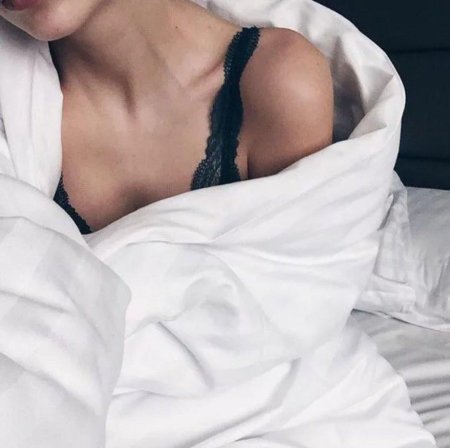 Девушка в постели без ли