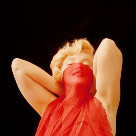 Мэрилин Монро на Красном фоне