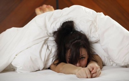 Девушка спит