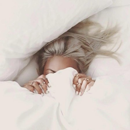 Девушка спит в кровати