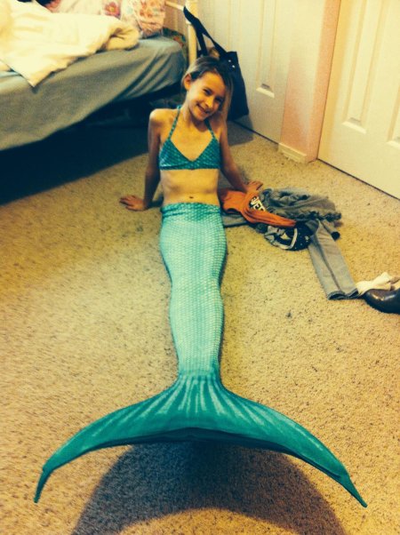 Девушка в хвосте русалки