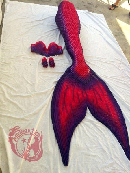 Русалка с красным хвостом