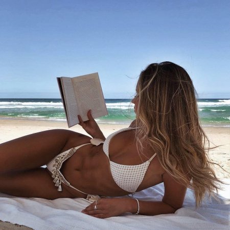 Девушка на пляже