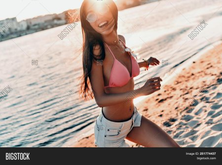 Красотки на пляже