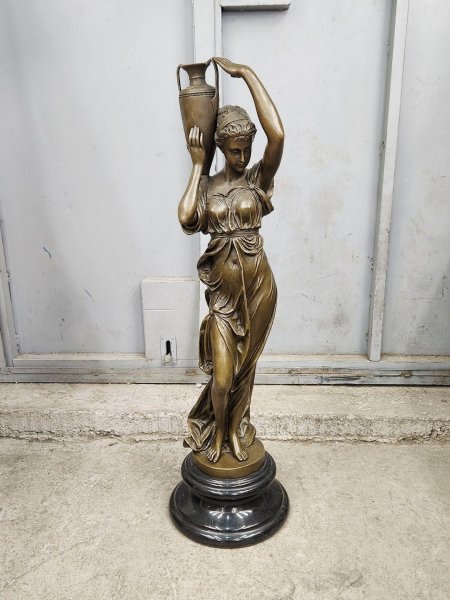 Девушка с кувшином скульптура