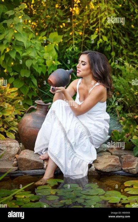 Девушка с кувшином