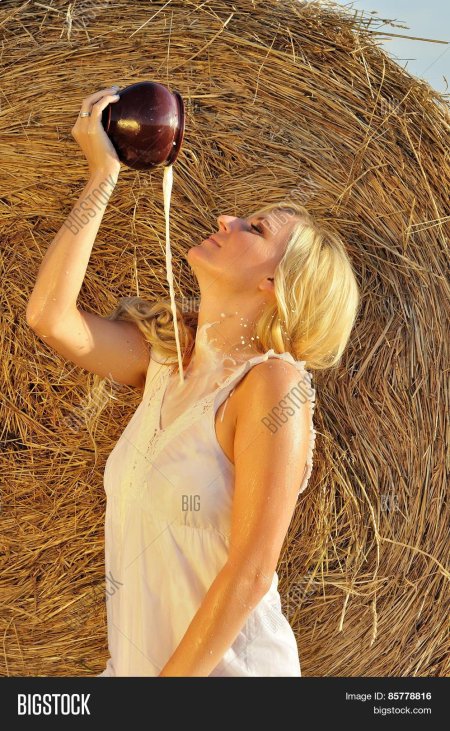 Женщина с кувшином на плече