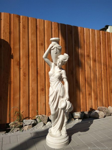 Скульптура богиня Афродита с кувшином